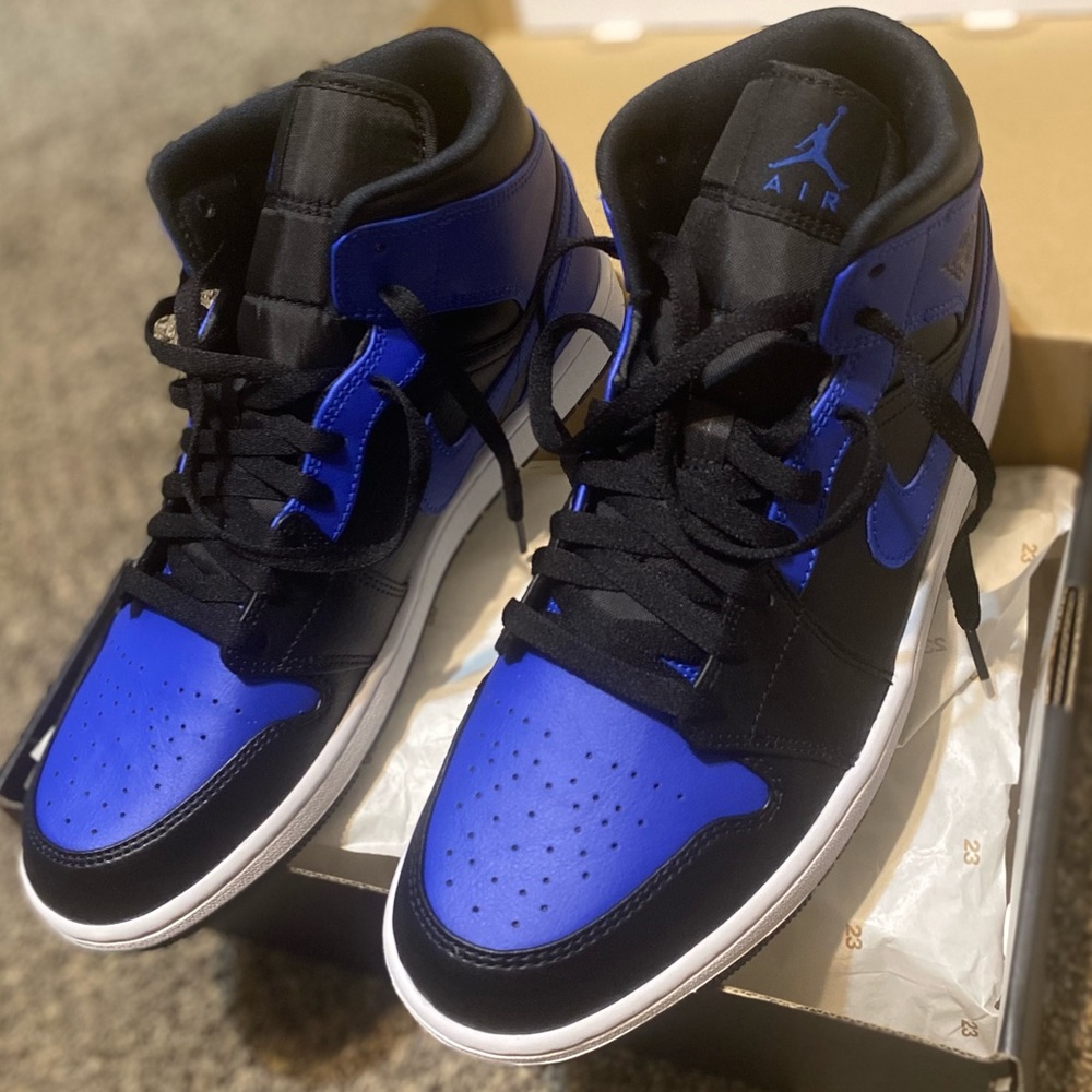 Air Jordan 1 Mid “Hyper Royal”